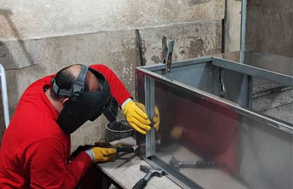 چگونه کیفیت جوش استیل بر طول عمر تجهیزات ترالی و سینک تاثیر می‌گذارد؟