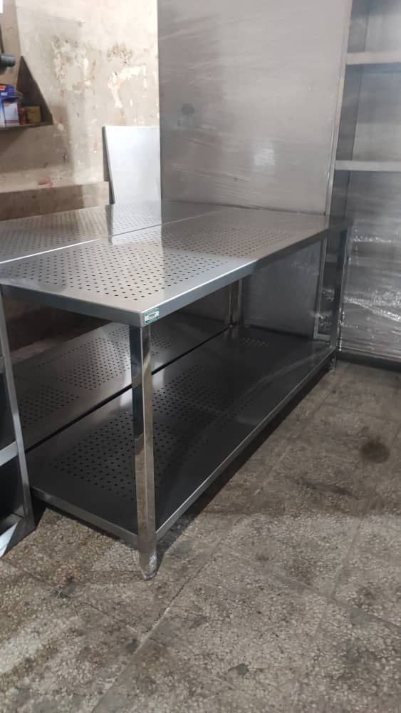 راهنمای انتخاب میز استریل استیل با طبقه برای تجهیزات پزشکی: جنس، طراحی، نگهداری