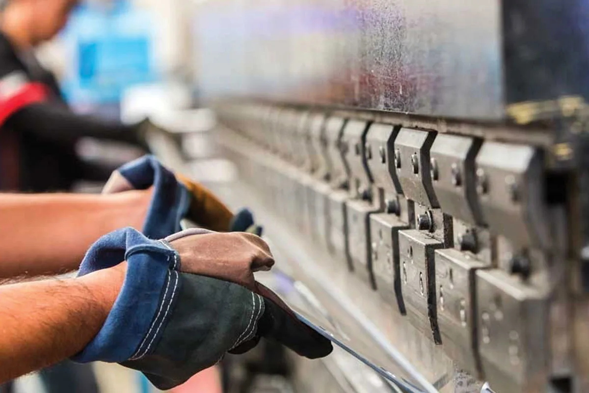 چگونه خم‌بریک صنعتی باعث تولید تجهیزات استیل با استاندارد بهداشتی می‌شود