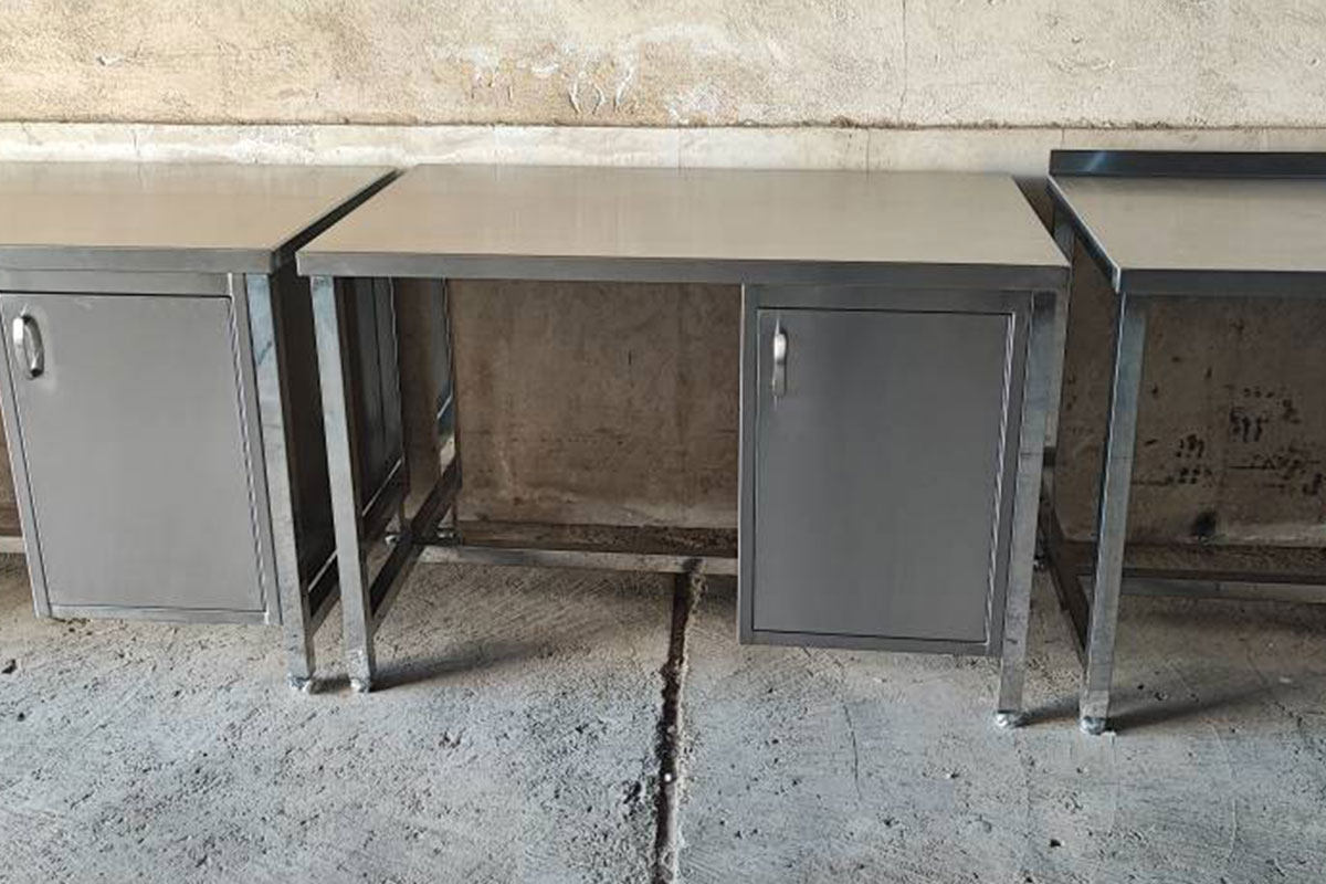 داخل یک کارگاه تولید تجهیزات استیل دارویی چه دستگاه‌هایی کار می‌کنند؟